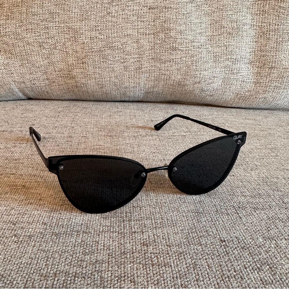 QUAY AUSTRALIA CAT EYE SUNGLASSES
